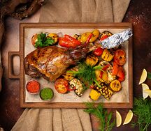 Запечённая баранья нога с овощами в тандыре