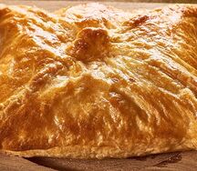 Слоеные пирожки с мясом