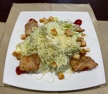 Салат Цезарь с курицей