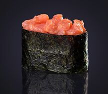 Гункан Копчёный лосось спайси