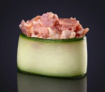 Гункан в огурце с беконом