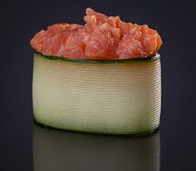 Гункан в огурце с лососем