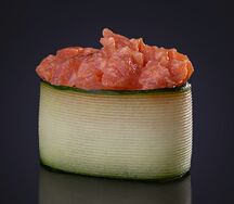 Гункан в огурце с тунцом