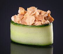 Гункан в огурце с угрём