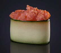 Гункан в огурце с копчёным лососем