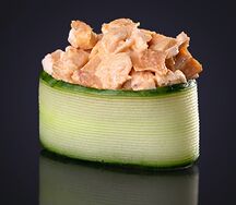 Гункан в огурце с копчёной курицей