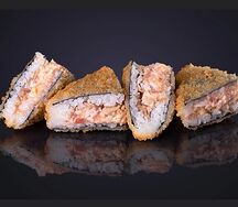 Сэндвич темпура с беконом и сырным соусом