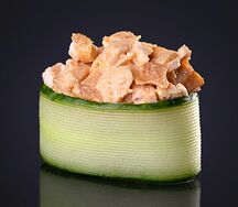 Гункан в огурце с креветкой