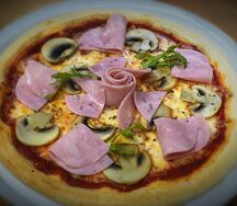 Пицца с ветчиной и шампиньонами
