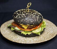 Бургер с говядиной и соусом халапеньо