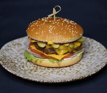 Чизбургер с говядиной и тремя видами соуса