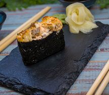 Запеченные суши с копченым угрём