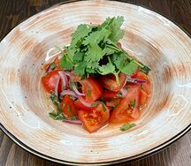 Салат с узбекскими томатами и красным луком