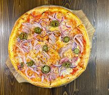 Пицца с курицей, красным луком и халапеньо