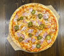 Пицца с беконом, жареным луком и маринованными перцем