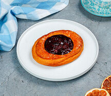 Слойка с вишней и заварным кремом