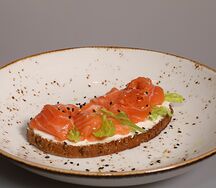 Брускетта с лососем