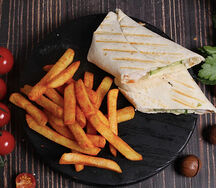 Ролл с курицей и картошечкой фри