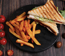 Сэндвич с курицей и картошечкой фри