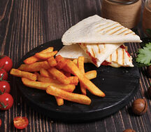 Кесадилья с говядиной, острым перцем и картошечкой фри