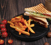 Сэндвич с лососем и картошечкой фри