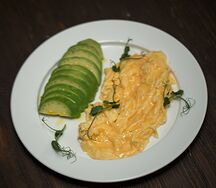 Скрэмбл с авокадо