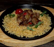 Томлёная мраморная говядина с булгуром