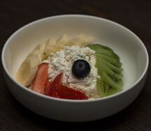 Боулл творожный с фруктами