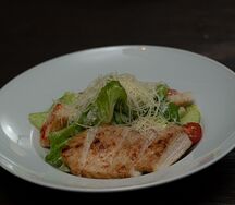 Салат Цезарь с курицей