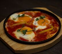 Шакшука из трех яиц с томатами