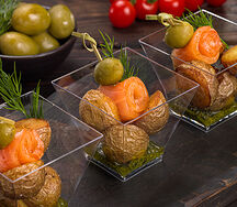 Салат из лосося с запеченным картофелем и соусом Песто