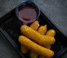 Сырные палочки с соусом сладкий чили