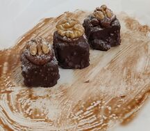 Брауни с карамелью и грецким орехом