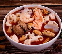 Суп с рисовой лапшой и морепродуктами