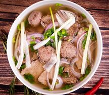 Суп с рисовой лапшой и говядиной