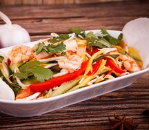 Салат манго с креветками