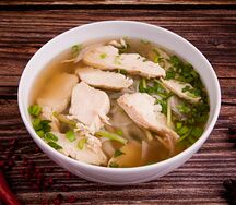 Суп с рисовой лапшой и курицей