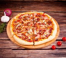 Пицца с охотничьими колбасками