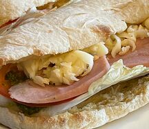 Панини с соусом песто и ветчиной