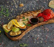 Форель на мангале с овощами