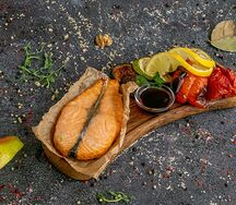 Стейк из лосося с овощами