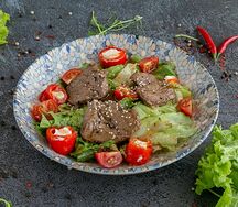 Теплый салат с говядиной и угольным перцем