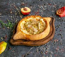 Хачапури по-аджарски с грушей и горгонзолой