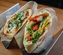 Пита с цыплёнком и дзадзики