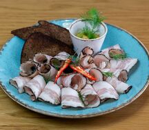 Сало с бородинскими гренками чесноком и горчицей