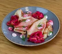Блинчики со слабосоленым лососем и крем сыром