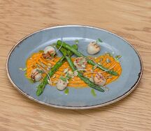 Курильские гребешки со спаржей