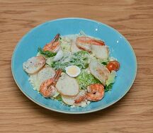 Салат Цезарь с креветками