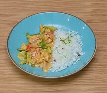 Кокосовое карри с креветками, ароматным рисом и овощами