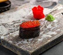 Гункан с красной икрой